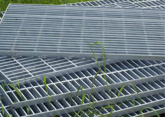 ISO9001 Serrated Flat Galvanized Steel Walkway Grating Metal Driveway Drain OEM