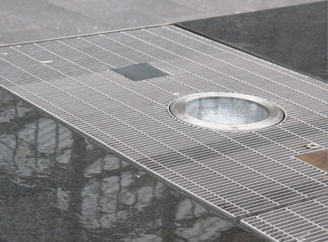 Q235 Hot Dipped Galvanised Walkway Grating 32*3mm Stair Tread Grating